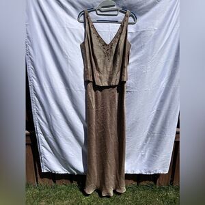 Beautiful David’s Bridal sleeveless V neck shimmering full length dress Size 8